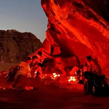 Wadi Rum: Sunset Jeep tour and night in Bivouac